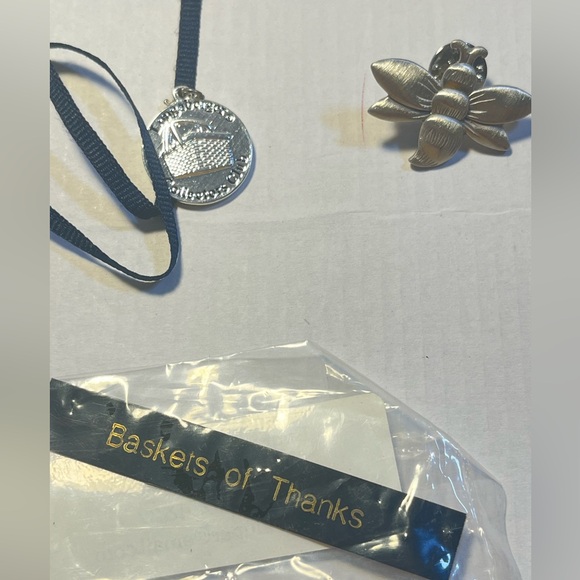 Longaberger Tie On and pin bundle. Bee and fenced garden pins & collectors club - Picture 8 of 8